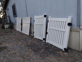 Weatherable vinyl fence
