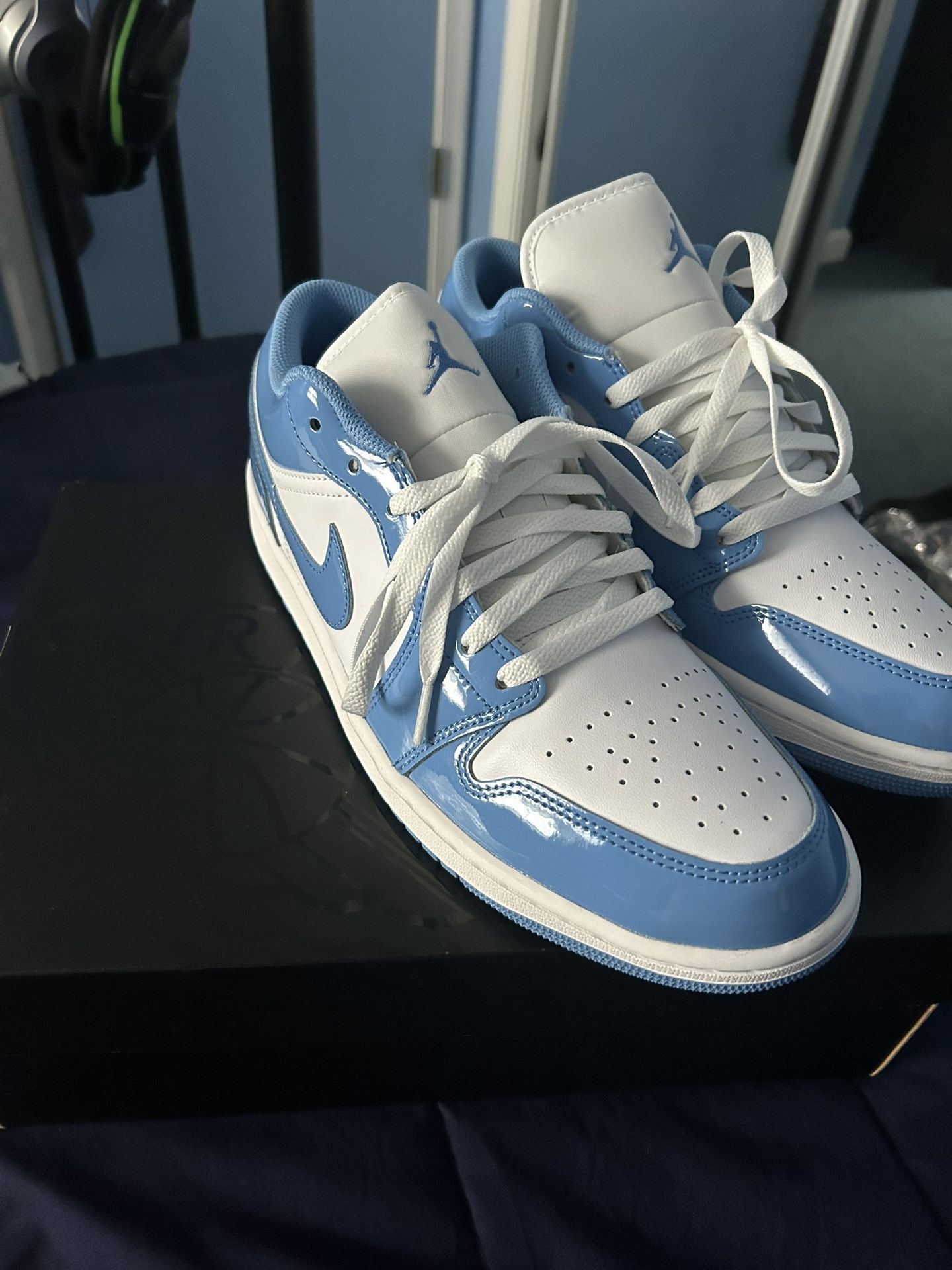 Jordan 1 Low Legend Blues