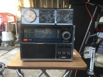 AIRCASTLE  Multiple- Band Radio
