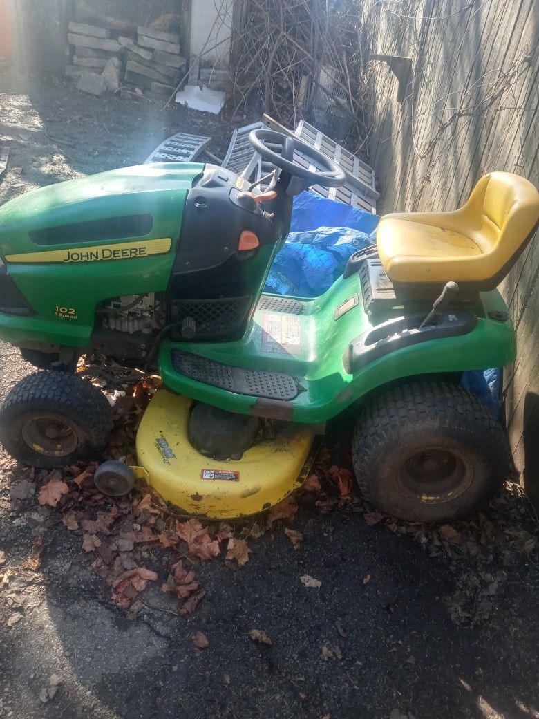 John Deere 102 Speed Lawn Mower