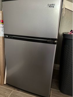 Refrigerador gris con negro semi nuevo