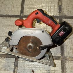 Milwaukee Skillsaw with Battery