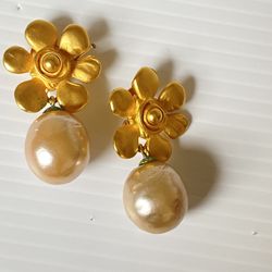 KARL LAGERFELD DAISY DANGLE PEARL EARRINGS