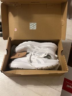 Oasis size 6 1/2 tennis shoe