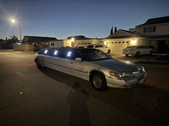 2000 Lincoln town car limousine