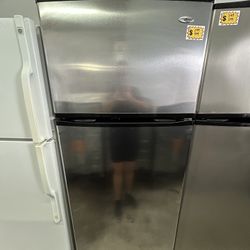 AMANA 28” TOP AND BOTTOM REFRIGERATOR 
