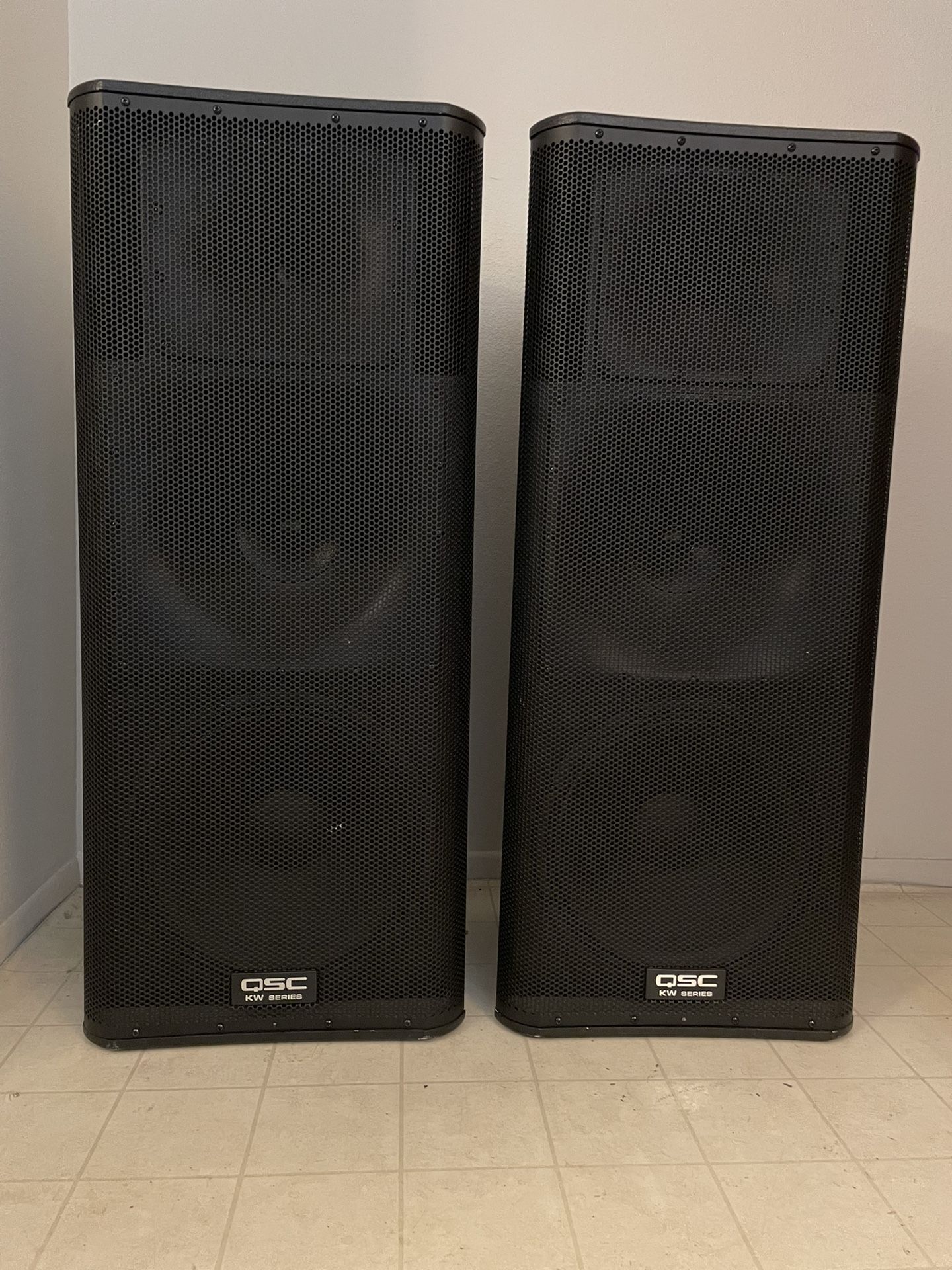 Pair of QSC KW-153 Powered Speakers 3-way 15" 1000W