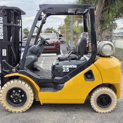 Komatsu Forklift 5000 Lbs Capacity Pneumatic Tires 