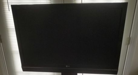 47 inch LG Flat Screen TV with Mounting Bracket