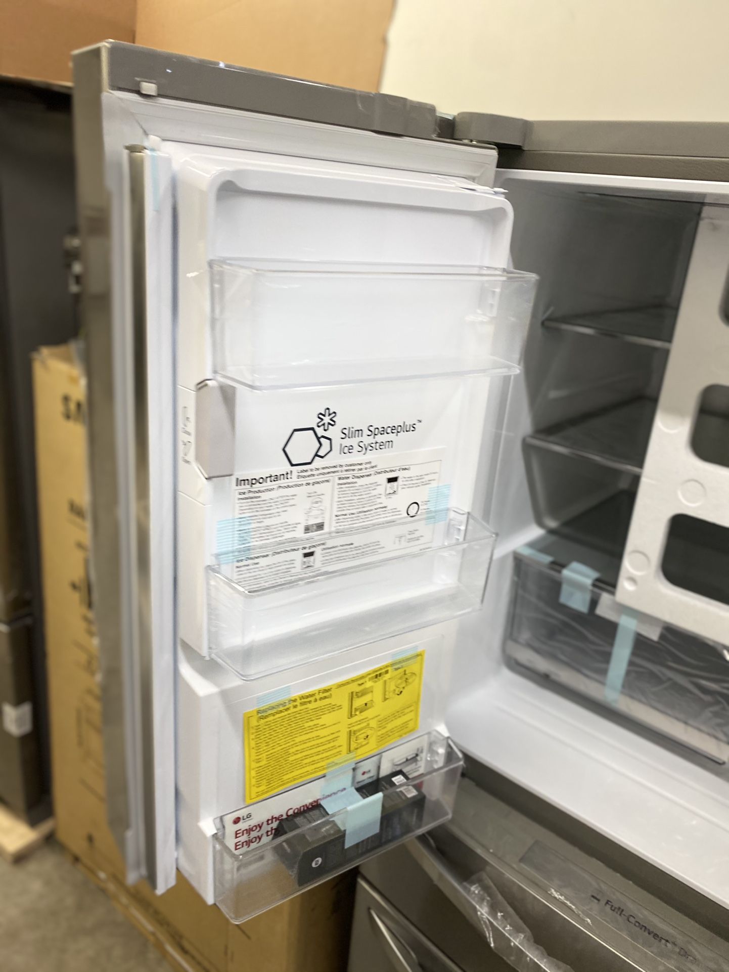 NEW ! 29.5 CU FT LG 4 DOOR REFRIGERATOR IN STAINLESS STEEL WITH ICE/WATER DISPENSER & SHOW CASE DOOR