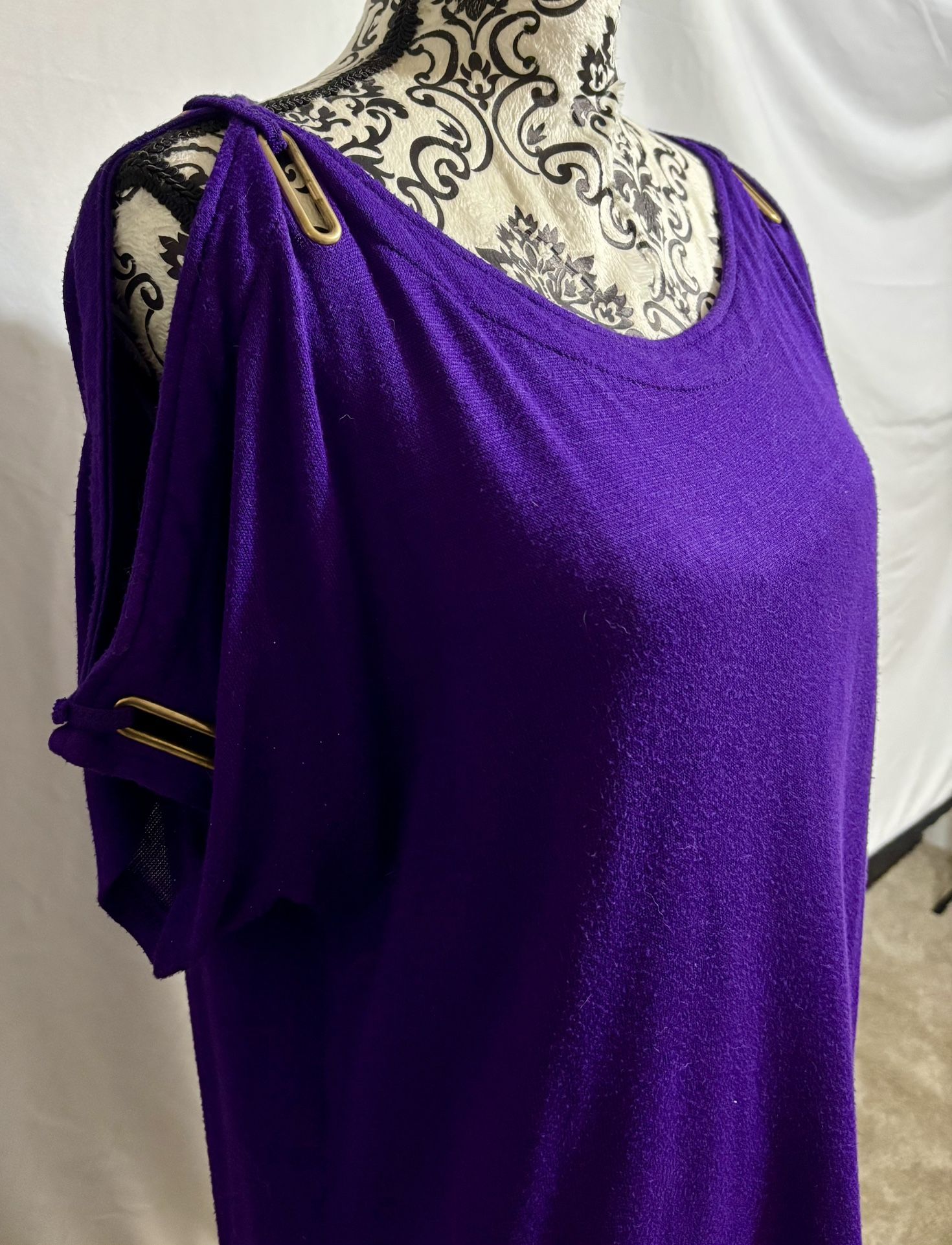 Woman’s Open Sleeve Purple Top with Gold Accents Sz.L