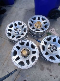 Setde  4 rines r15 de 5 ollos Para troca mazda 4000  or ranger explorer de 5 ollos r15