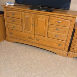 Wood Bedroom Set Includes Matching Lamps