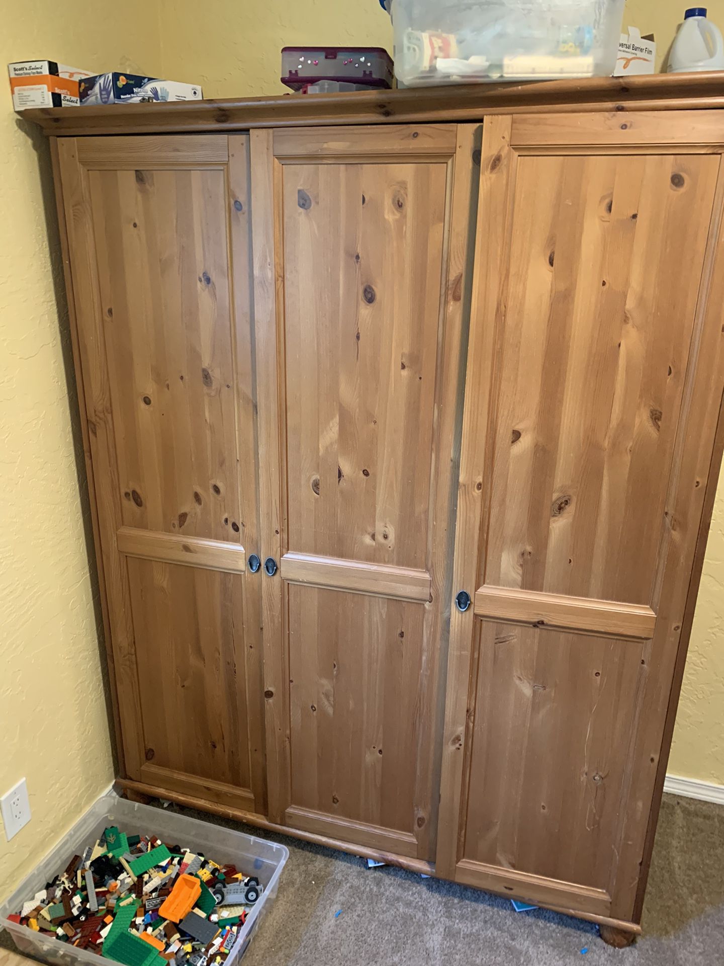 Armoire With 3 Doors And Adjustable Shelves