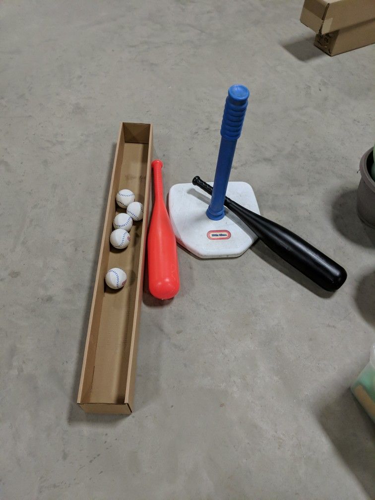 Batting Tee With 2 Bats And 5 Balls