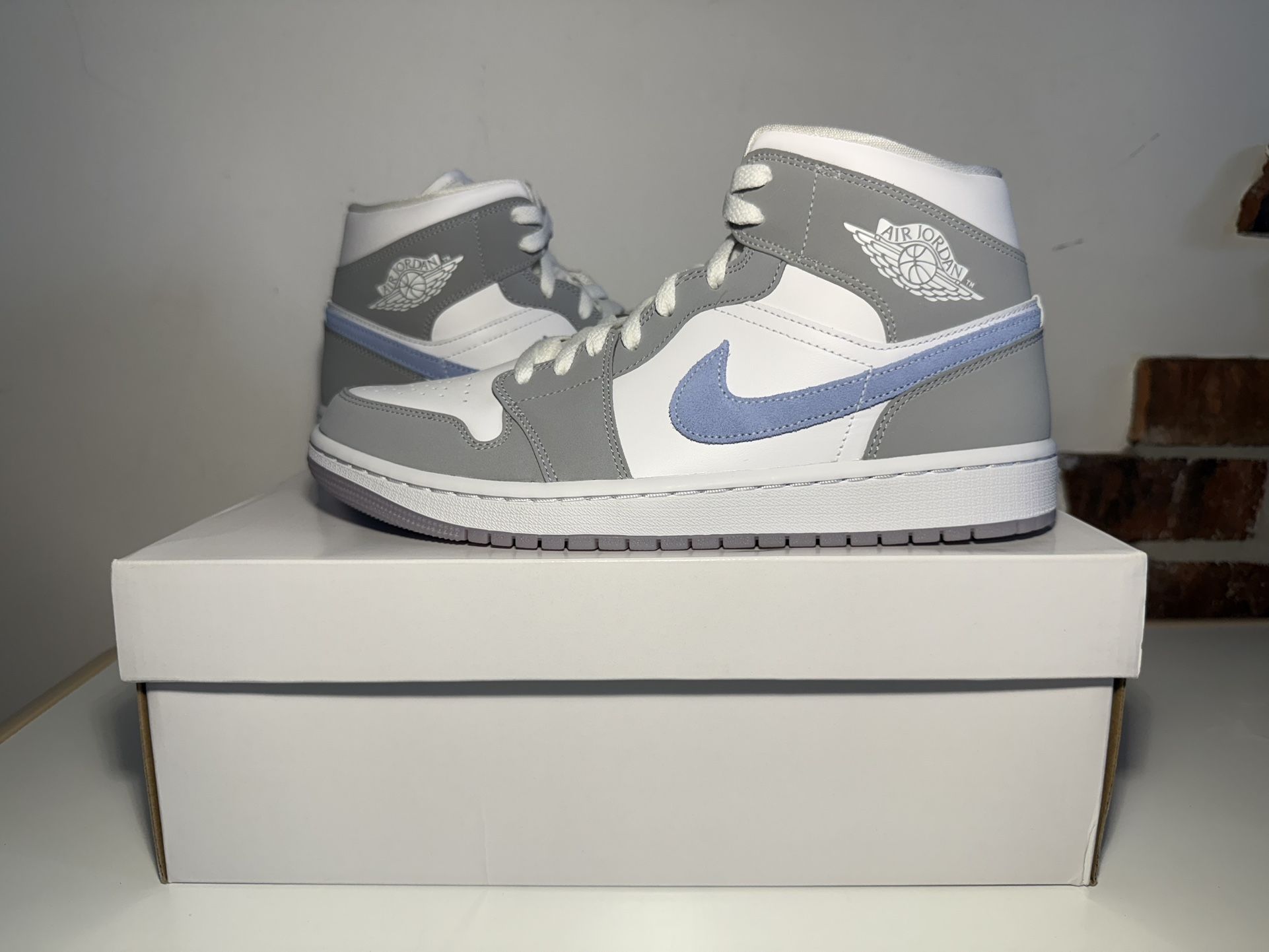 Air Jordan 1 Mid Wolf Grey Aluminum Size 11W (9.5 men)