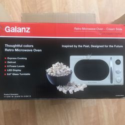 Galanz 0.7 Cu Ft.Retro Countertop Microwave Oven 700 Watts ..Cream(NEW)