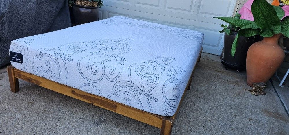 ** Beatiful Wooden Queen Platform Bed **