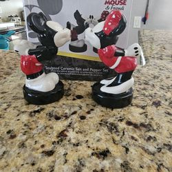 Disney Mickey & Minnie Kissing Salt & Pepper Shakers
