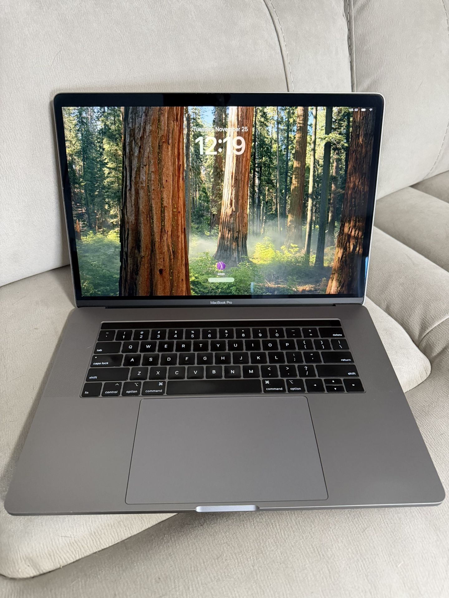 2018 Apple MacBook Pro 15.4" Intel i9 2.9 GHz/Radeon Pro 560X Video Card - 32GB RAM/1TB SSD