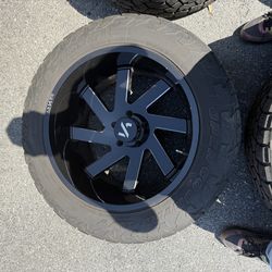 Akron Lincoln 22” rims with Toyo Open Country AT 3 tires