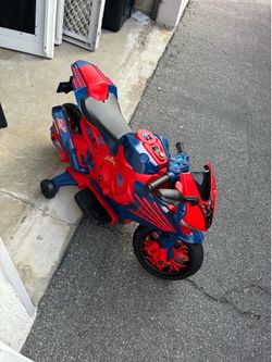 La cama queen size  Box spring metal  Spider-Man motorcycle
