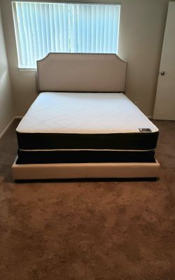NEW Queen-Size MATTRESS and BOX SPRING. Bed frame not included👍