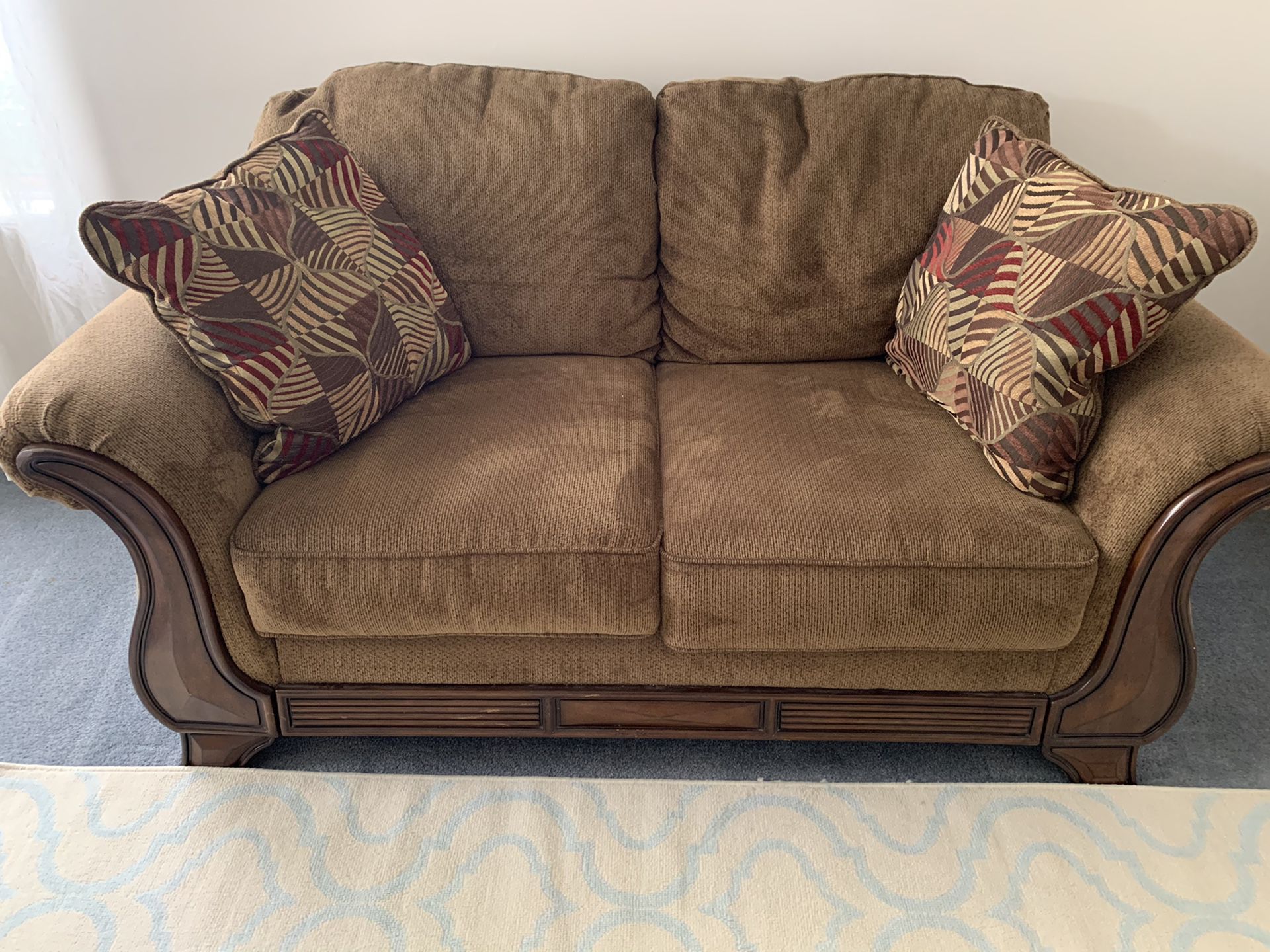Like new brown couch loveseat