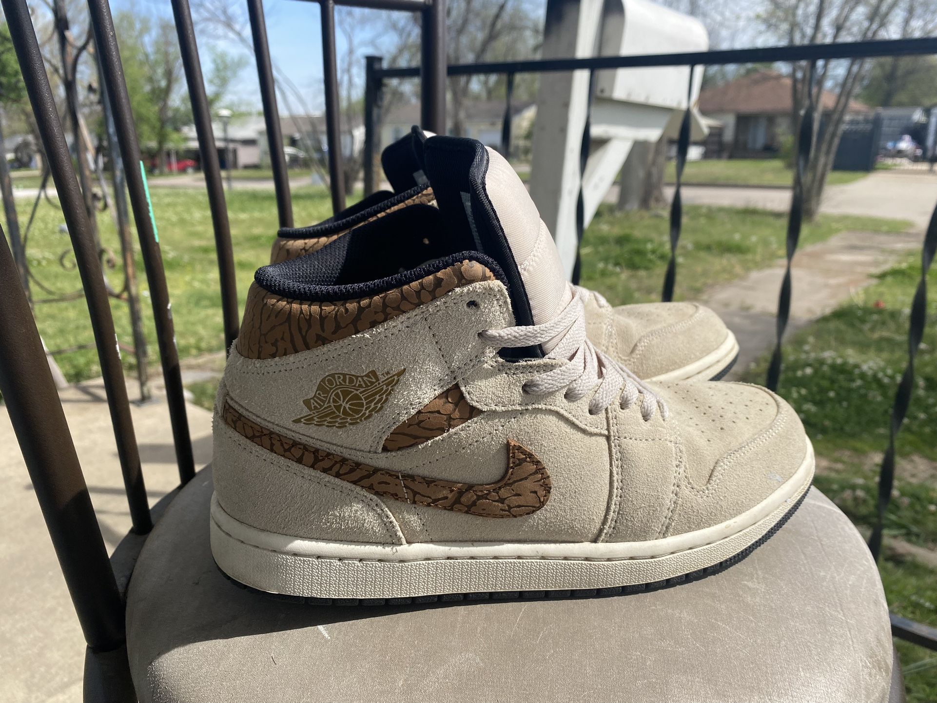 Air Jordan 1 Mid SE