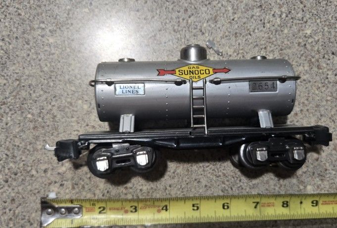 Lionel 2654 Sunoco Gas & Oil Aluminum Tank Car, O Gauge Model Train