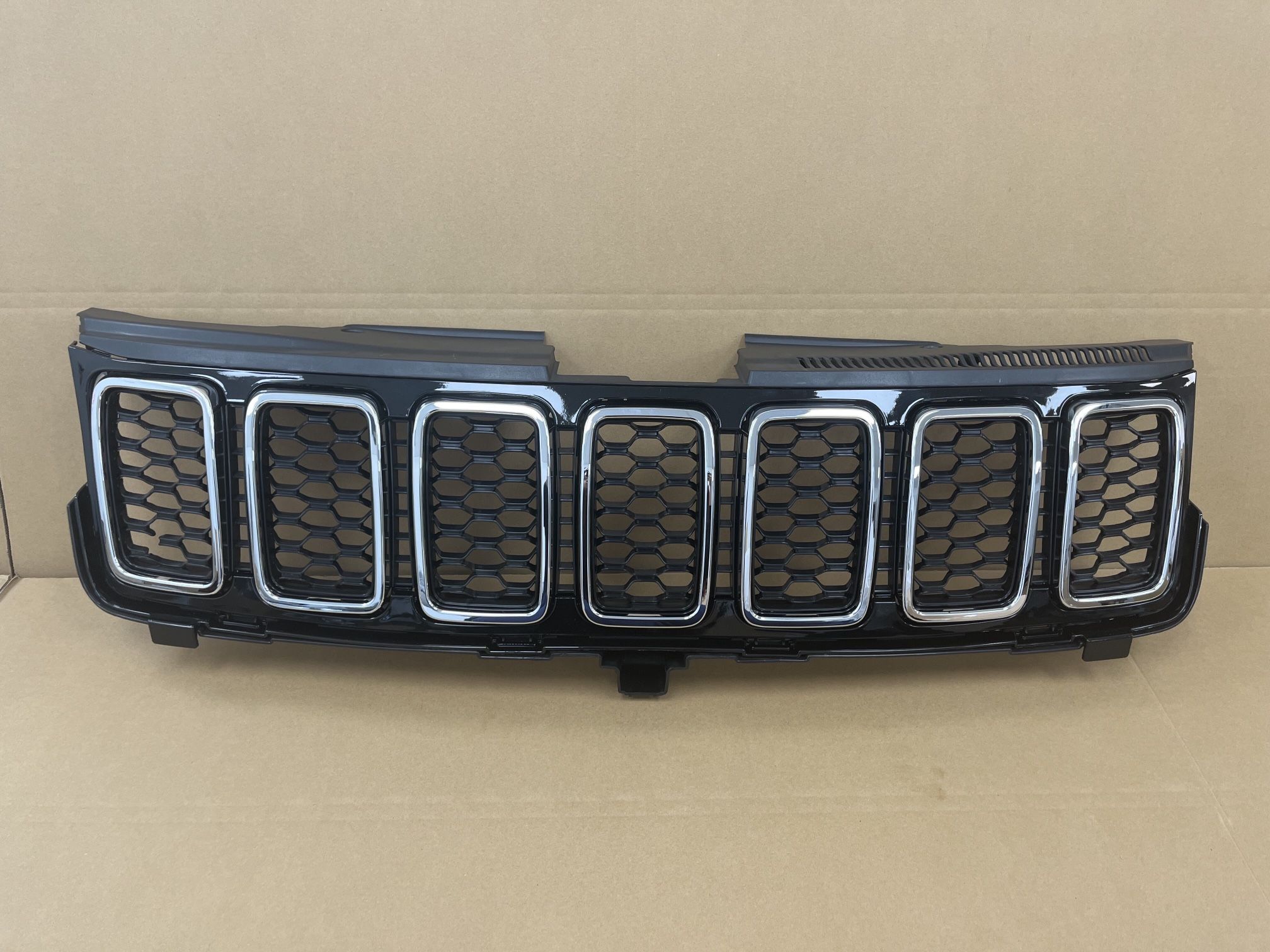 Front Upper Grille For 2020 - 2021 Jeep Grand Cherokee