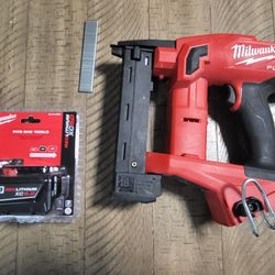 Milwaukee Narrow Crown Stapler /battery 