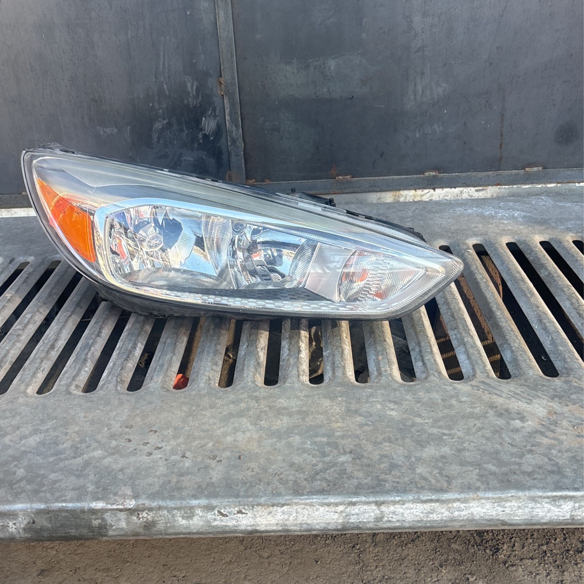 2015–2017 Ford Focus Right Passenger Side Headlight
