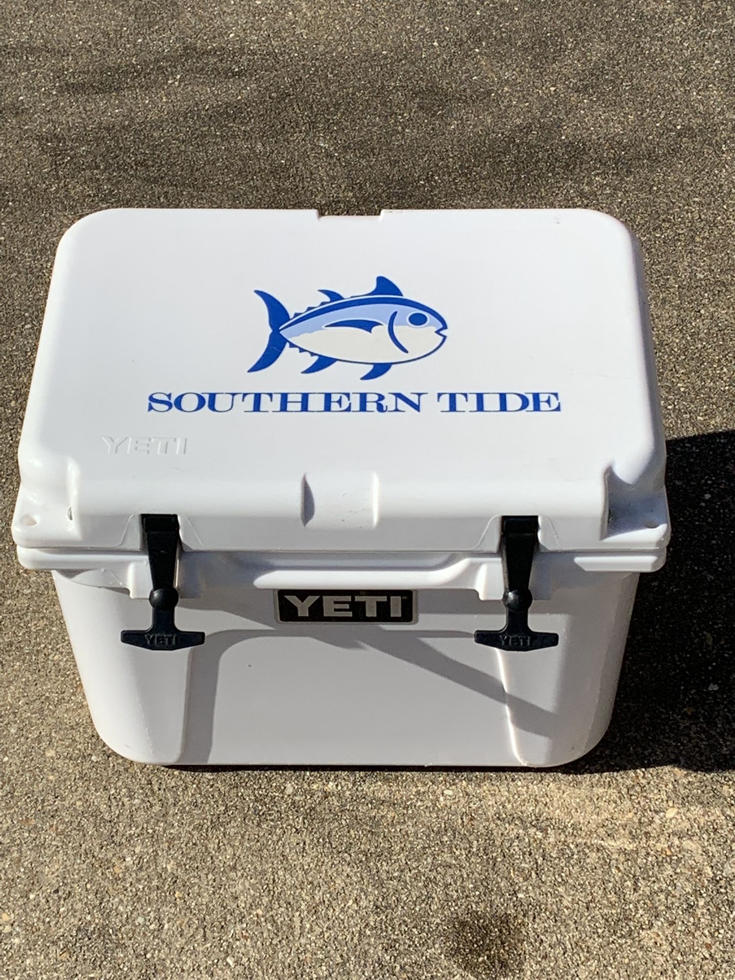 YETI Roadie 20 Hard Cooler Coral Limited Edition RARE for Sale in Upper  Arlngtn, OH - OfferUp