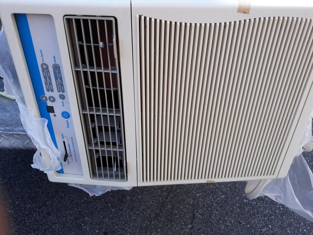 LIKE NEW 10000 BTU AIR CONDITIONER MADE FOR SLIDER WINDOWS