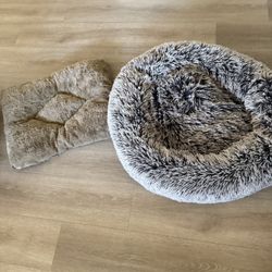 Two Dog Beds Lightly Used Must Go Today $15For Both 