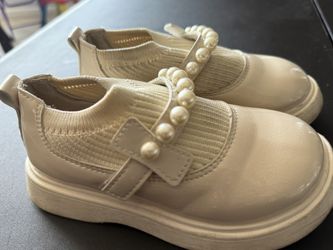 Elegant Cream Kids Shoes with Pearl Detail