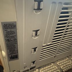 Frigidare Winodw AC  5k btu $35