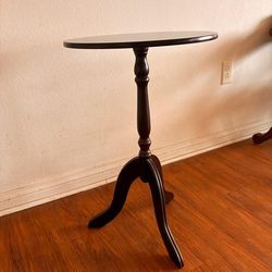 Nightstand: Steady & Sleek: The charm you seek!