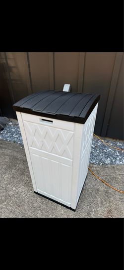 Outdoor Plastic Trash Can with Lid