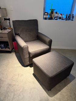 Rocking nursery chair with ottoman