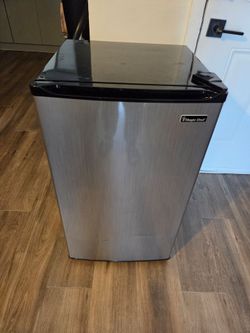 Magic Chef 3.5 cu. ft. Mini Refrigerator (Model HMBR350SE1)