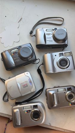 Early 2000s Digital Cameras Bundle!!