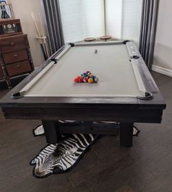 Pool table with dinning top 8ft ( free delivery & set up & new color felt of your choice )