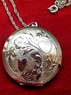 VERY PRETTY STERLING LOCKET WITH CHAIN 18 INCHES LOCKETT IS 1.3/4 INCHES
