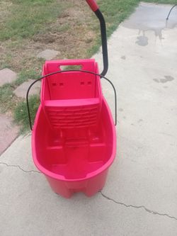 Rubbermaid Wavebreaker Mop Bucket