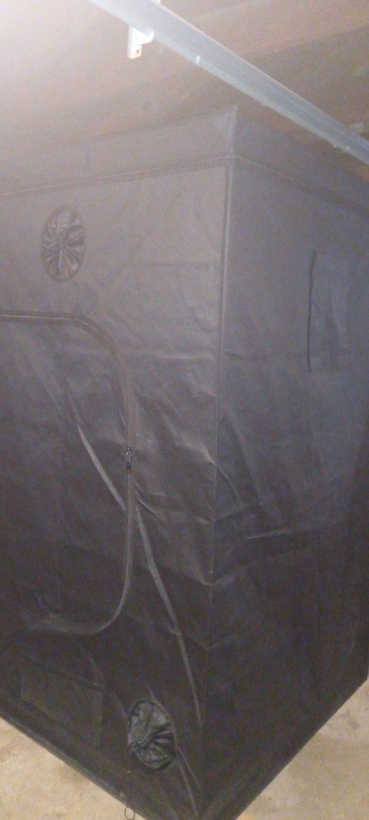 4x4x80 Grow Tent With Exhaust Fan And Carbon Filter.