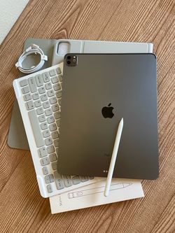 iPad Pro 12.9” (2020 model) 4th Generation 512GB with  keyboard case and pen & Accessories