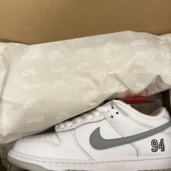 Nike Supreme Dunks white size 7.5 mens/ 6 womens 