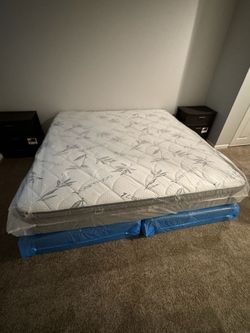 NEW KING PILLOW MATTRESS SET AND BOX SPRING-2pcs